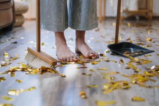 Hogyan lehet kézzel tisztítani otthon a szőnyeget?